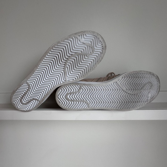 Adidas Superstar sneaker in beige. Size 7 - Picture 3 of 7